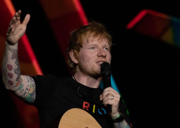 Ed Sheeran visualiza clipes da nova música 'Azizam'