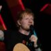 Ed Sheeran visualiza clipes da nova música 'Azizam'