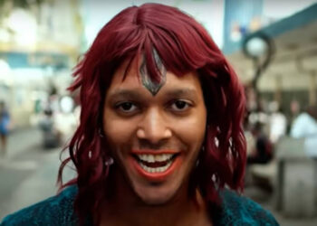 El Chicleee lança um novo videoclipe e se torna viral no YouTube com "El Pasillongo".