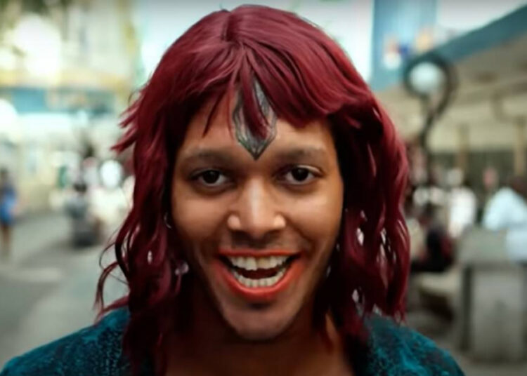 El Chicleee lança um novo videoclipe e se torna viral no YouTube com "El Pasillongo".
