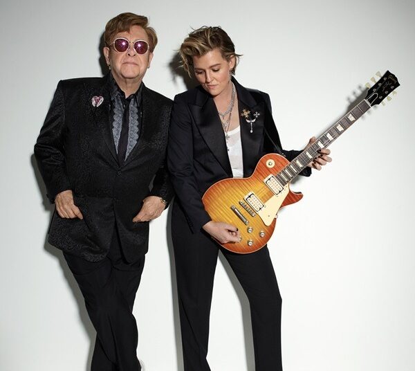 Elton John e Brandi Carlile lançam Joyous New Song "Swing For the Cercas" antes do álbum colaborativo