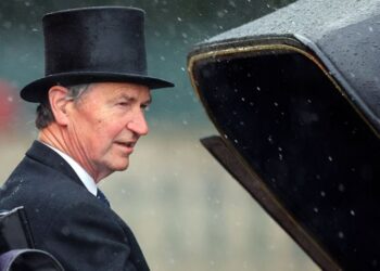 Enquete: Sir Timothy Laurence deve receber um título real? | Real | Notícias