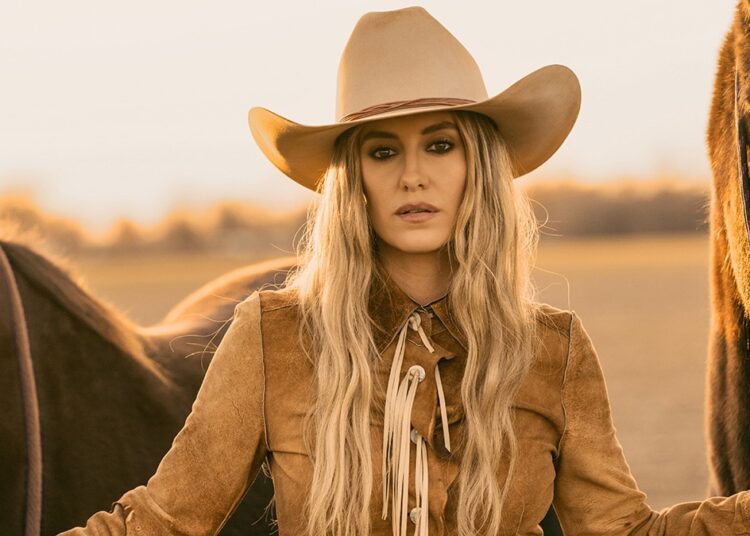 Entrevista: Lainey Wilson fala casamentos, amor do Reino Unido e nova música
