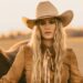 Entrevista: Lainey Wilson fala casamentos, amor do Reino Unido e nova música
