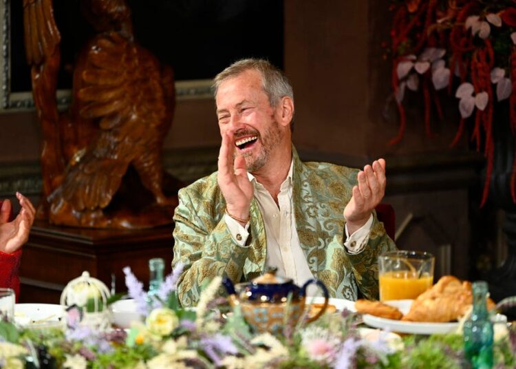 Entrevista de Lord Ivar Mountbatten no final dos trailers, a família real e o nome de Meghan Markle