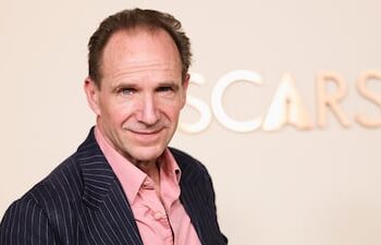 O candidato ao Oscar de Melhor Ator, Ralph Fiennes, participa da recepção de 2025 para os indicados do 97º Oscar. Reuters