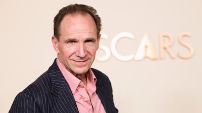O candidato ao Oscar de Melhor Ator, Ralph Fiennes, participa da recepção de 2025 para os indicados do 97º Oscar. Reuters