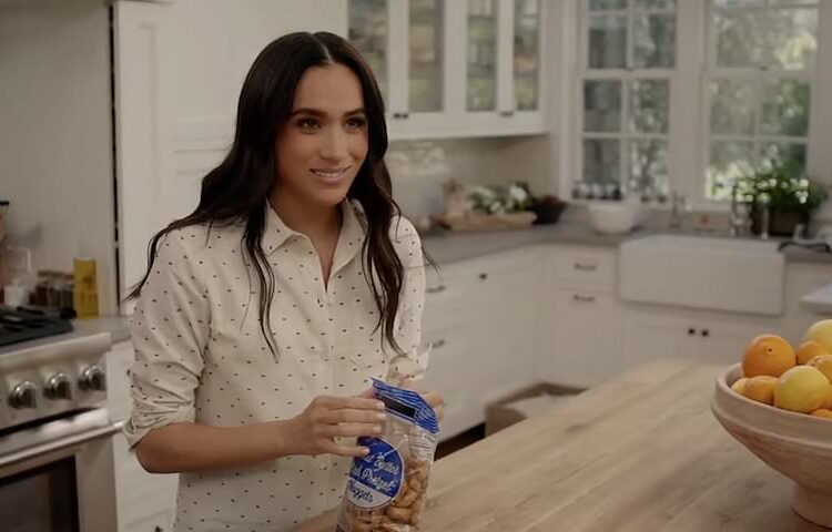 Família Real Live: Meghan Markle criticou como 'brega' sobre o mais recente empreendimento, que poderia arrecadar 'milhões', enquanto o rei Charles visita o papa Francisco pendura no balanço