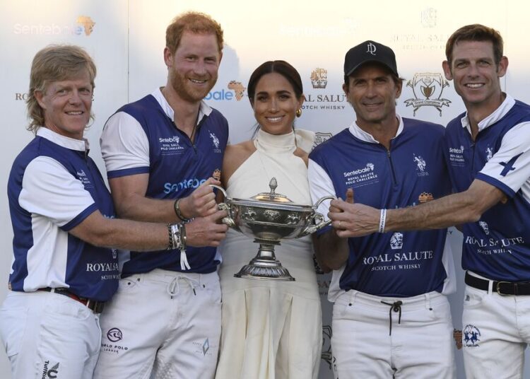 Família Real Live: Meghan criticou depois de 'interromper' a partida de caridade | Real | Notícias