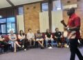 Fazendo música, composição no United Theological College na Austrália traz novas expressões para estudantes
