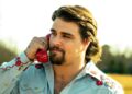 Gavin Adcock compartilha a nova música "Never Call Award"