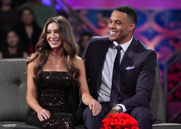 Grant Ellis e seu novo amor discutem 'The Bachelor' finale