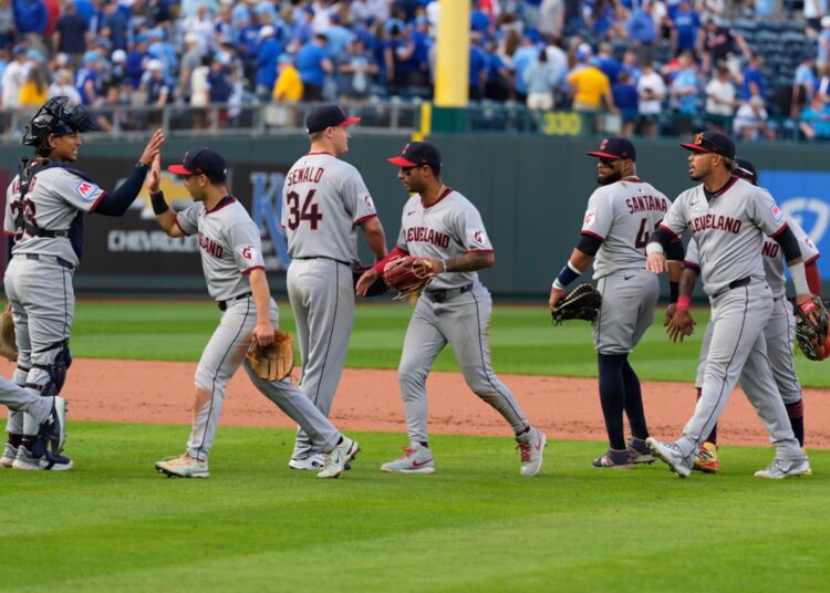 Guardiões se reúnem por três corridas no dia 10 para vencer o Royals, por 7-4, no jogo de abertura da temporada