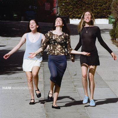 Haim está andando novamente para o novo single "Relacionamentos"
