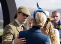 Henry Cavill encontra um membro especial da família real durante o raro passeio