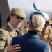 Henry Cavill encontra um membro especial da família real durante o raro passeio
