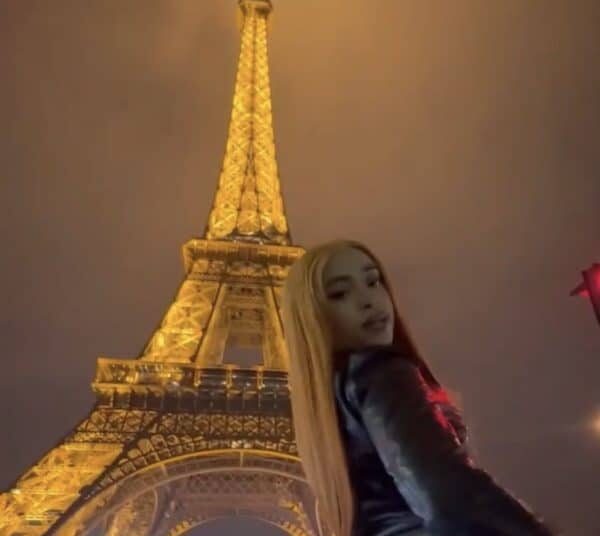 Ice Spice provoca novas músicas enquanto dançando em frente à Torre Eiffel