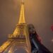 Ice Spice provoca novas músicas enquanto dançando em frente à Torre Eiffel