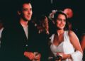 Ione Skye revela que dormiu com 'dizer qualquer coisa', John Cusack em suas memórias e essa nem é a melhor parte