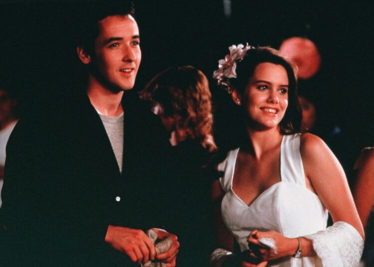 Ione Skye revela que dormiu com 'dizer qualquer coisa', John Cusack em suas memórias e essa nem é a melhor parte