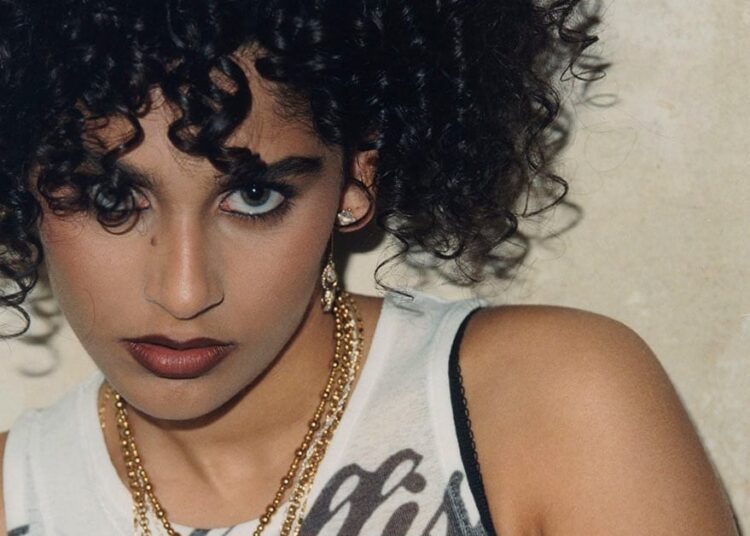 Jacoténe Bares Soul em Haunting New Single 'Stronger'
