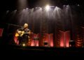Jason Isbell traz show solo reflexivo e redentor ao The Pinnacle, de Nashville