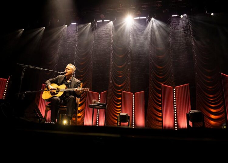 Jason Isbell traz show solo reflexivo e redentor ao The Pinnacle, de Nashville