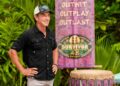Jeff Probst não evita cheirar os concorrentes "sobreviventes"