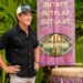 Jeff Probst não evita cheirar os concorrentes "sobreviventes"