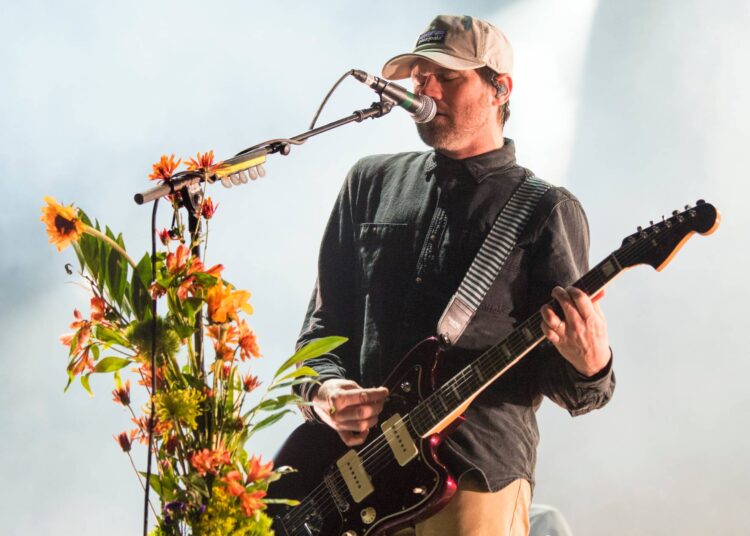 Jesse Lacey, do BRACH NEW, aborda a morte de Stepson e executa uma nova música emocional sobre o luto