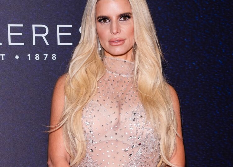 Jessica Simpson aborda "Unholy Matrimony" em nova música em meio a divórcio