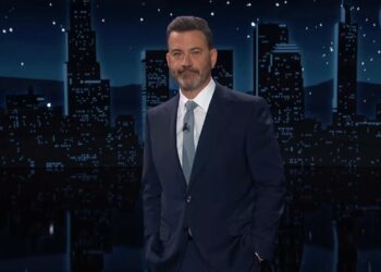 Jimmy Kimmel sai em Kanye West para a capa do álbum Swastika