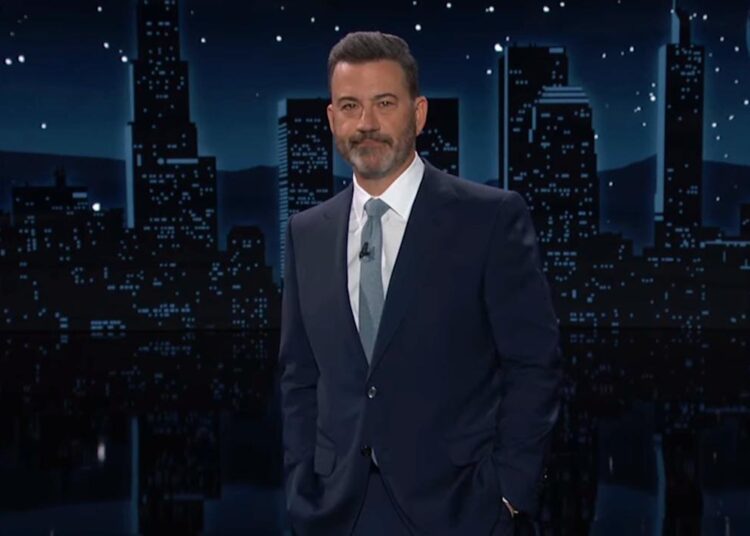 Jimmy Kimmel sai em Kanye West para a capa do álbum Swastika