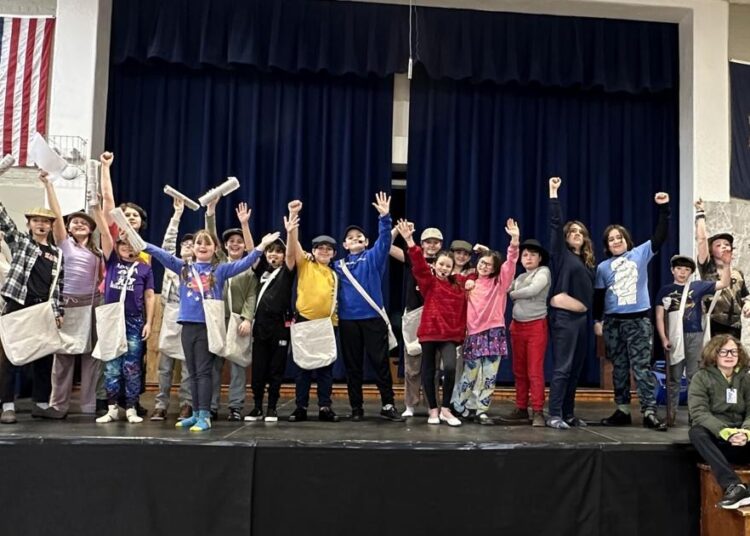 Jogadores da escola da vila apresentando "Newsies Jr." Este fim de semana | Entretenimento