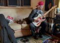 John 5 rasga a nova música "Fiend" no estúdio