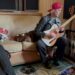 John 5 rasga a nova música "Fiend" no estúdio