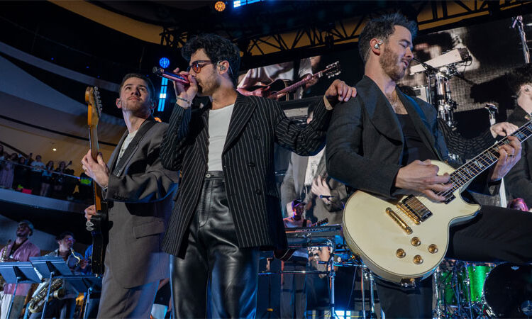 Jonas Brothers anuncia vários novos projetos durante o Jonascon