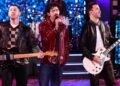 Jonas Brothers comemora o aniversário com a nova música 'Love Me to Heaven'