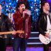 Jonas Brothers comemora o aniversário com a nova música 'Love Me to Heaven'