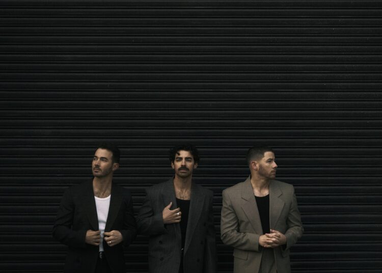 Jonas Brothers comemora seu 20º aniversário com o lançamento da nova música "Love Me To Heaven" + anúncio da turnê - 21 de março de 2025 - segredos de celebridades