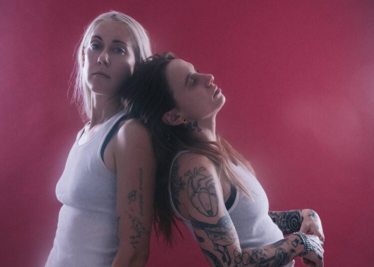Julien Baker e Torres compartilham um novo single 'Dirt' e cancelam programas devido à concussão