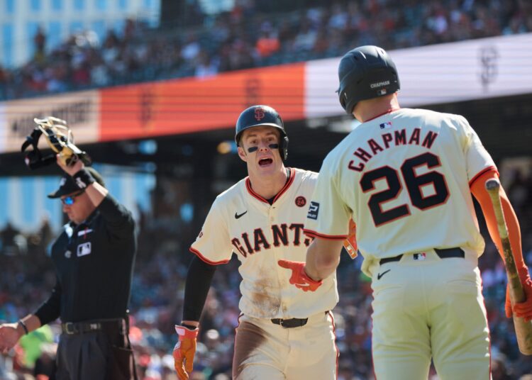 Kansas City Royals faz uma mudança crucial para adquirir o veterano Mark Canha para considerações em dinheiro à medida que o treinamento da primavera aquece e os pontos da lista diminuem