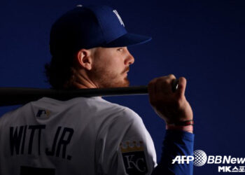 Kansas City Royals iniciando o shortstop Bobby Witt Jr. (24) foi ferido durante o jogo.