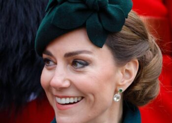 Kate Middleton acabou de jogar a tradição real pela janela com seu impressionante (e surpreendente) novo vídeo