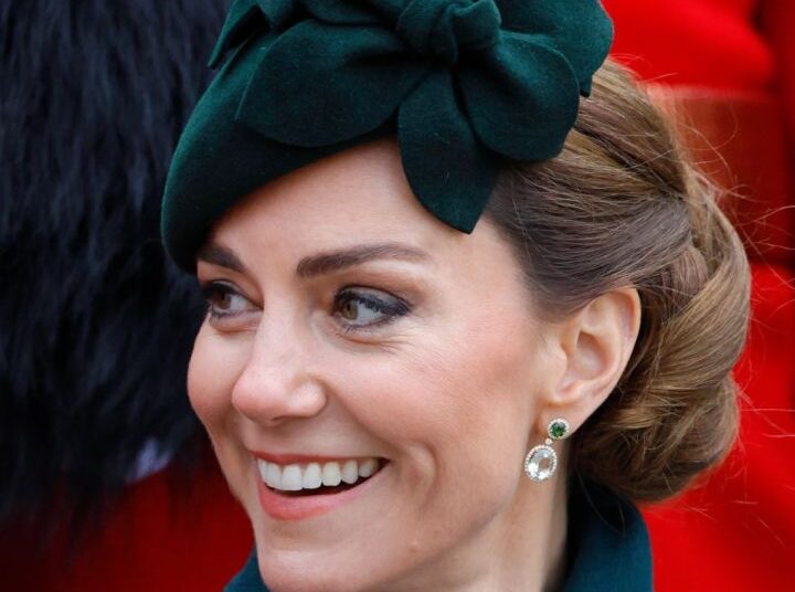 Kate Middleton acabou de jogar a tradição real pela janela com seu impressionante (e surpreendente) novo vídeo