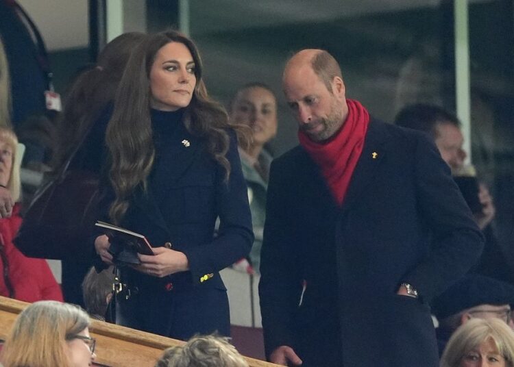 Kate Middleton faz um gesto 'Naughty' para o príncipe 'presunçoso' William