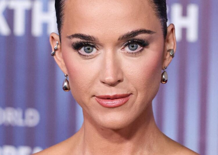 Katy Perry pode cancelar algumas datas da turnê de vidas vidas devido a vendas de ingressos 'decepcionantes'