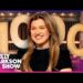 Kelly Clarkson diz a seu público que ela está 'perdida, sozinha, muito' enquanto marca o 1000º episódio