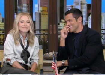 Kelly Ripa expõe o hábito de treino "barulhento" de Mark Consuelos e oferece a melhor impressão dele em 'Live'