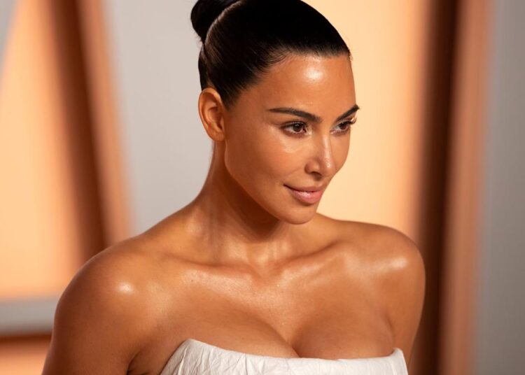 Kim Kardashian drasticamente interpreta mal o quarto, posa com o Cybertruck em novas filmagens